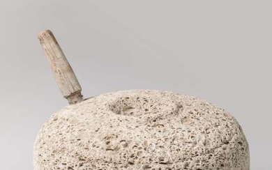 Moulin à sel en pierre Espagne Hauteur 22 cm, diamètre 35 cm (accidents)