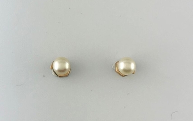 Pair of 750°/°° gold ear chips with a cultured pearl of approx. 6,8 dia. gross weight: 2,42g