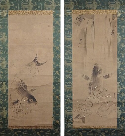 Pair of hanging scroll paintings - Bone, Paper - Kano Hakuen (1642-1726) - Signed 'Kanō Hakuen ga' 狩野伯園画 - Very fine diptych of leaping carps - including inscribed tomobako - Japan - Mid Edo period