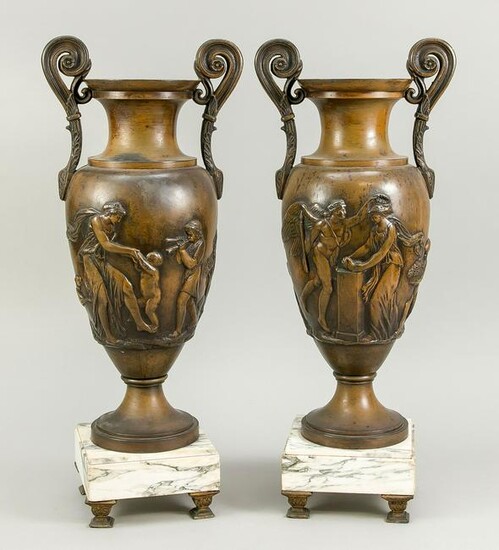 Pair of vase-shaped side plates, la