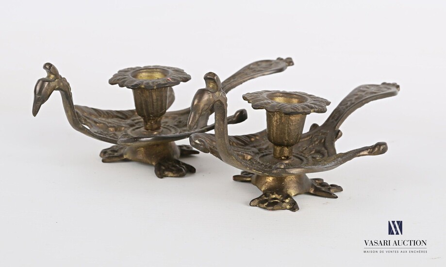 Paire de bougeoirs à main en bronze, les... - Lot 413 - Vasari Auction
