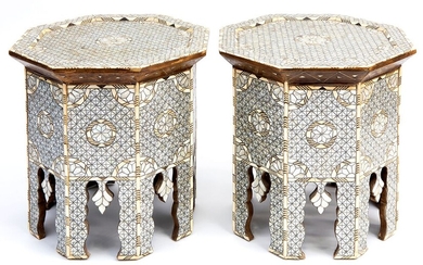 Paire de tables de bistrot 'antiques' ottomanes, fabriquées en Turquie ou en Syrie, de forme...