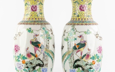 Paire de vases chinois décoratifs à décor de phénix, 20e siècle. État de conservation :...