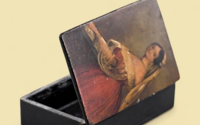 Pequena caixa do séc. XIX em madeira pintada com figura feminina na tampa Dim. aprox.: 2,5 x 8 x 5 cm.