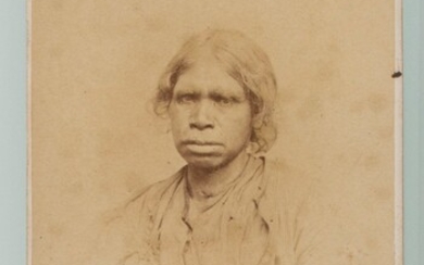 Photographe non identifié. Émouvant portrait d’une femme aborigène d’Australie. Épreuve albuminée montée sur un carton...