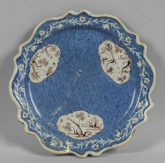 Piatto in ceramica di Savona di forma mossa