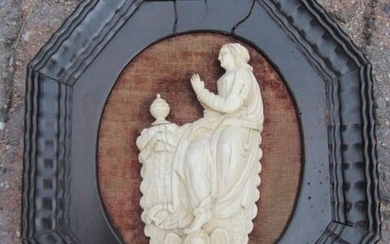 Plaque, Relief lady in prayer - Ivory, Wood - 17th century