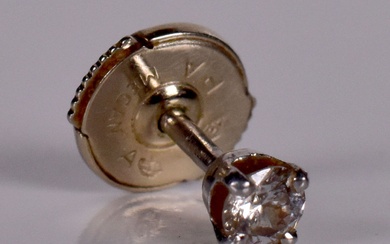 Puce d'oreille en or gris 18K 750/1000e et son diamant taille moderne d'environ 0,10 carat...