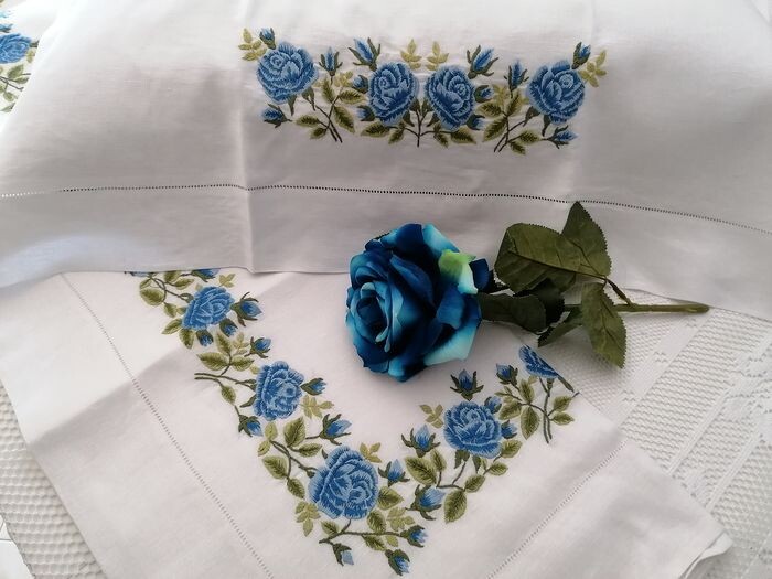 Pure linen sheet with Rose embroidery in full stitch by hand - Linen - 21st century