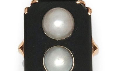 Rectangular yellow gold ring set with two mabé pearls on onyx. Tour of doigt : 54. P. Brut : 9,8 g.