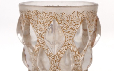 René LALIQUE (1860 - 1945) Vase « Rampillon », dit aussi « Cabochons et fleurettes...