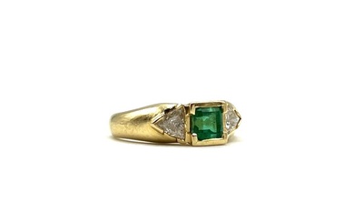 Ring - 18 kt. Yellow gold - 0.50 tw. Emerald - Diamond