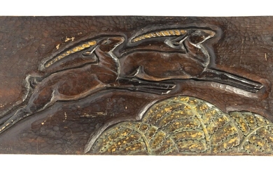 Roger FAVIN (1904-1990) Panneau en bois sculpté rehaussé de dorure figurant deux antilopes Signé «...