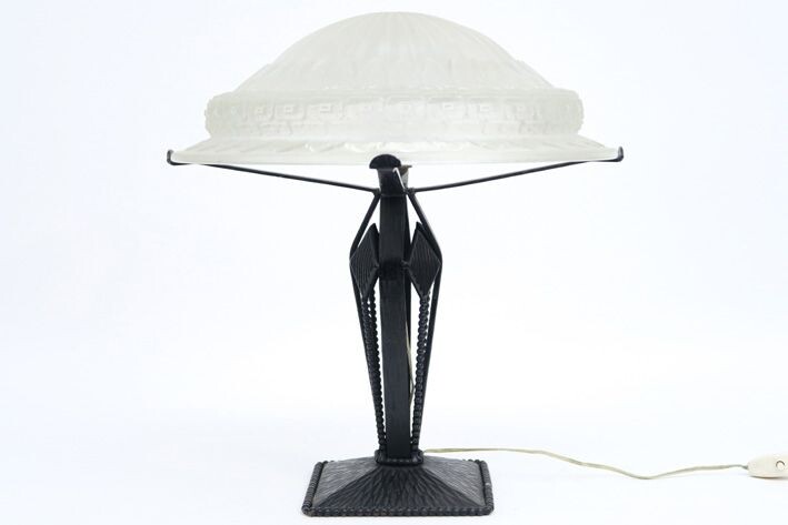 SCHNEIDER FRANCE Lampe Art Déco en fer forgé avec forme géométrique et ornementation en fer...