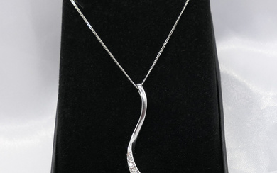 SERPENTINE DIAMOND necklace.