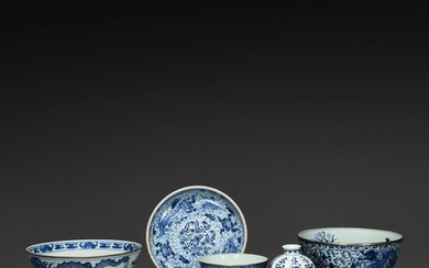 SUITE DE CINQ PIÈCES en porcelaine bleu blanc dite "de Hué", comprenant trois bols, une coupe et un petit vase de forme octogon...