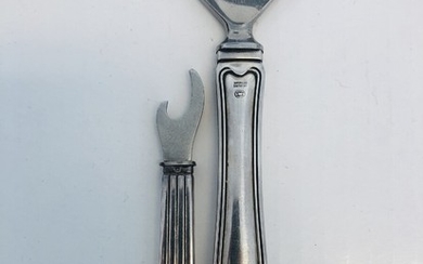 Sigvard Bernadotte, Harald Nielsen: “Bernadotte” and “Old Danish”, two bottle opener of sterling silver. Georg Jensen 1933–44 and after 1945. L. 8–15 cm. (2)