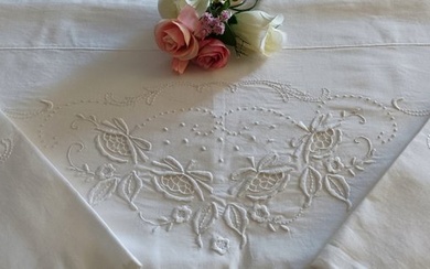 Spectacular sheet and matching pillowcases with beautiful, hand-embroidered flowers to perfection - Bed sheet (3) - 250 cm - 195 cm