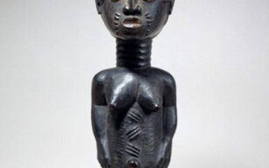 Statuette Baoulé (Côte d'Ivoire) Statuette féminine les bras le long du corps, richement scarifiée (visage,...