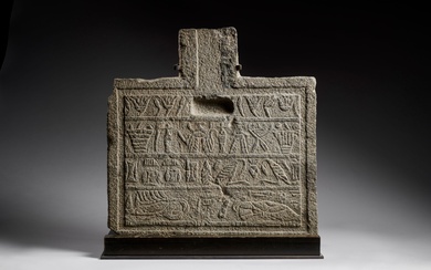 TABLE D’OFFRANDES EN GRANIT Art égyptien, époque ptolémaïque, 332-30 av. J.-C. Table d'offrandes rectangulaire à...