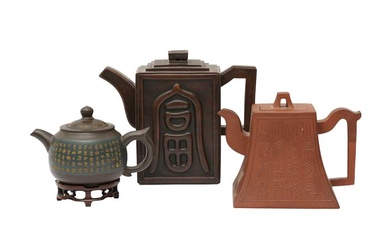 THREE CHINESE YIXING ZISHA TEAPOTS 十九世紀至民國時期 宜興紫砂茶壺三件