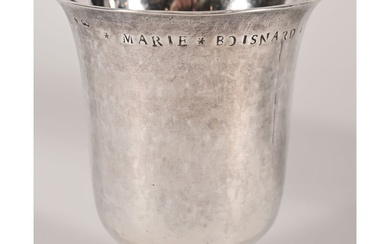 TIMBALE sur piédouche XVIIIè en argent massif souligné de filets. Elle porte l’inscription «Marie Boisnard»....