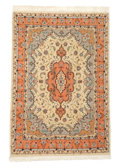 Täbriz rug with silk on wool, classic medallion design. Persia. 20th century. 202×146 cm.