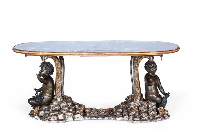 Tavolo in legno intagliato, dorato con putti in bronzo patinato. XX secolo