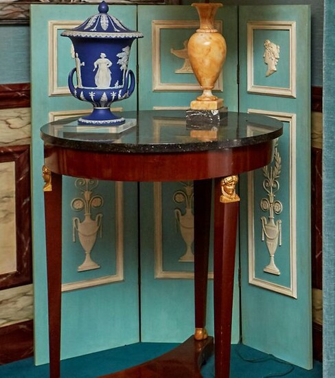 Three-leaf folding screen in blue and white lacquered moulded wood with antique profiles and vases.