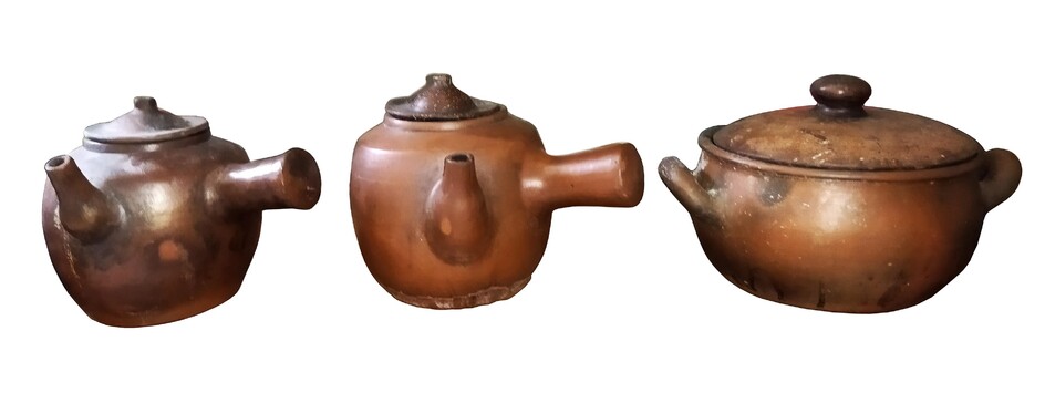 Three pieces modern Chinese stoneware (cooking pot)