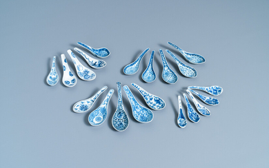 Twenty Chinese blue and white spoons, 19/20th C.