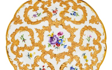 Un elegant plat en porcelaine de Meissen. Avec decor or sur porcelaine blanche et fleurs...