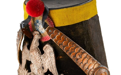 Un shako voltigeur français Corps de casquette en horsehair brun, dessus en fibreboard noir bordé...