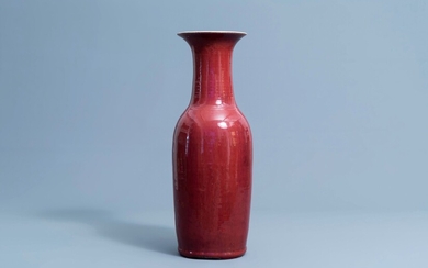 Un vase en porcelaine de Chine monochrome sang de boeuf, 19ème siècle
