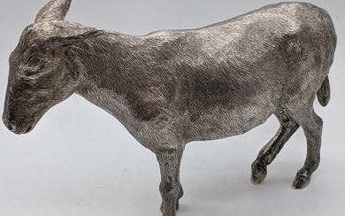 Une sculpture d'un âne en argent moulé, poinçonnée Londres 1964, fabricant Edward Barnard & Sons...