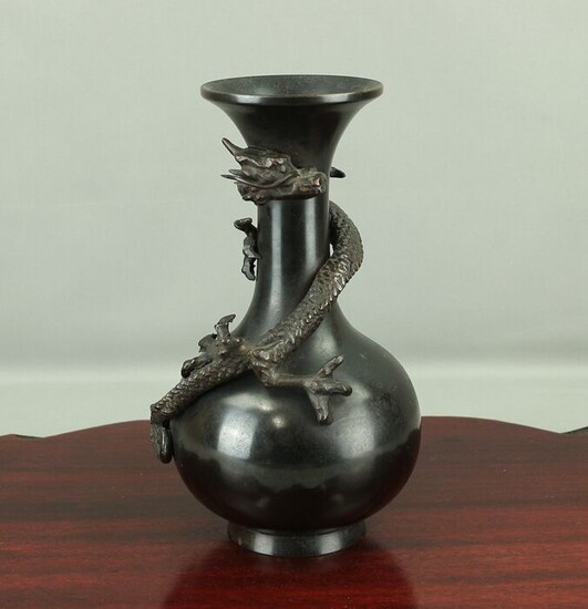 Vase - Bronze - Black Bronze Vase - with seal "Yuho" 雄峰 - 'Dragon Entwined' - Japan - Shōwa period (1926-1989)