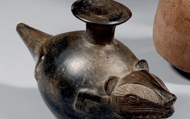 Vase à goulot représentant un animal montrant les dents. Céramique lustrée noire (restauration au nez)....