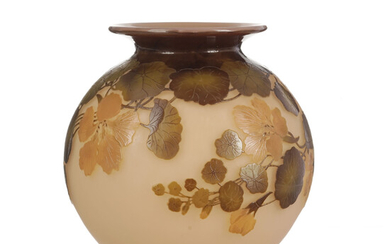 Vase boule en verre multicouche signé Gallé. A décor dégagé à l'acide de fleurs oranges et vertes sur fond rose, h. 23 cm