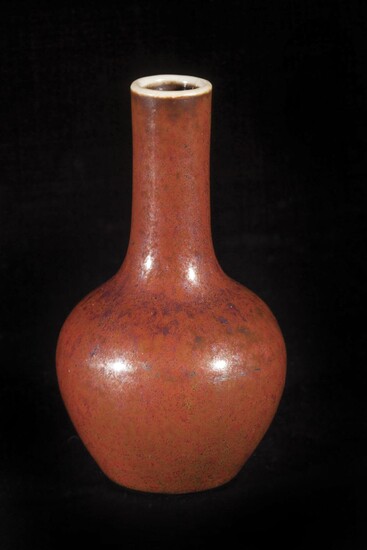 Vase miniature langyao en porcelaine à glaçure monochrome sang de bœuf.