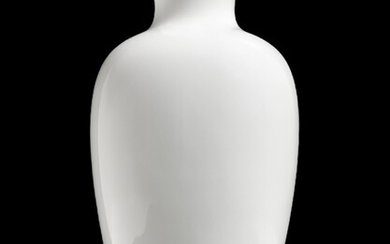 Venini, Vaso lattimo incamiciato bianco, anni &lsquo;90. H cm 65x37.