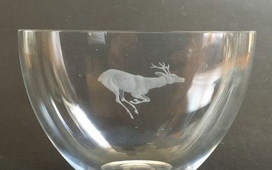 Vicke Lindstrand: A clear glass vase, engraved with deer. Signed Kosta LG232. Maufactured by Kosta, Sweden. H. 13 cm. L. 19 cm. D. 9 cm.
