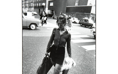 GARRY WINOGRAND ( 1928 - 1984 ) , Women are beautiful 1975 ca. Vintage gelatin silver print. Signed and 30/80 verso. 5.66 x 8.48 in. (7.11 x 9.09...