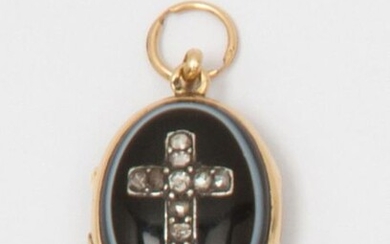 Yellow gold and agate "Souvenir Carrier" pendant, decorated with a cross set with rose-cut diamonds on one side and a star set with diamonds on the other. Length: 3.5cm. Rough weight: 10.8g.