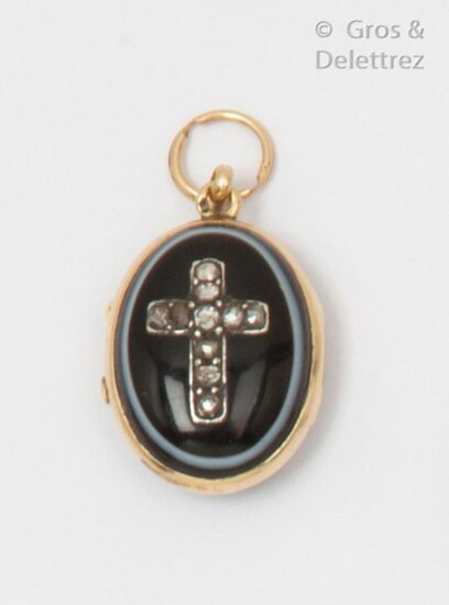 Yellow gold and agate "Souvenir Carrier" pendant, decorated with a cross set with rose-cut diamonds on one side and a star set with diamonds on the other. Length: 3.5cm. Rough weight: 10.8g.