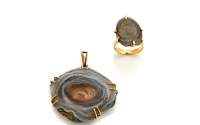 Yellow gold and agate jewellery set consisting of a ring size 10/50 and a pendant of cm 4.5 circa, in...