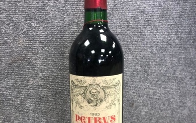 1 bouteille PETRUS, Pomerol, 1985. Niveau bas goulot. Etiquette tâchée, légèrement décollée au coin inférieur...