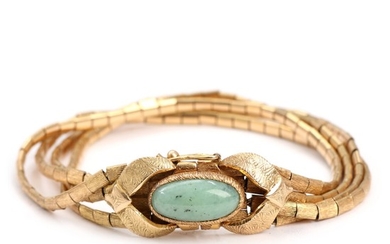 A four-strand Italian 18k gold bracelet, clasp set with cabochon-cut nephrite. L. app. 17.5 cm.
