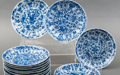 14 Chinees porseleinen borden met blauw-wit bloemdecor, de rand...
