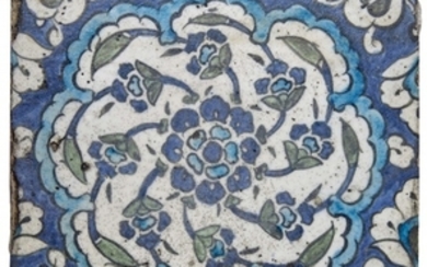 CARREAU En faïence à décor d'une rosace florale sur fond bleu. Dim. : 23 x 23 cm. IZNIK, XVIème siècle.