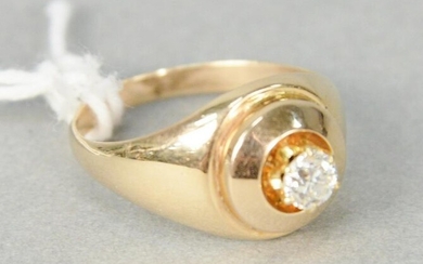 14 karat yellow gold ring set with diamond